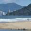 Um surfista solitário observa o mar da praia dps Amores. No fundo, os prédios de Balneário Camboriú, litoral de Santa Catarina